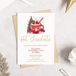 Op de afbeelding: Een feestelijke uitnodiging voor een kerstdrankje, met een illustratie van warme chocolademelk in een rode mok, een zuurstok en een kerstboom. De tekst "Hot Chocolate" en de evenementdetails zijn inbegrepen.