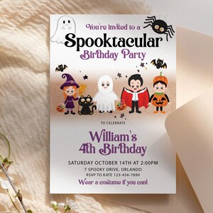 K&ouml;nnte beinhalten: Eine Einladung zur Halloween-Geburtstagsfeier mit dem Text "Spooktacular Birthday Party" und "Williams 4. Geburtstag". Die Einladung zeigt Cartoon-Illustrationen eines Geistes, einer Spinne, einer Hexe, einer schwarzen Katze, eines Vampirs und eines K&uuml;rbisses.