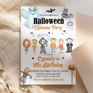 Op de afbeelding: Halloween kostuumfeest uitnodiging met aquarel illustraties van geesten, vleermuizen en verklede personages. De uitnodiging is voor Cassidy's 8e verjaardag, met datum, tijd en locatie details. De tekst luidt: "Draag een kostuum als je kunt!"