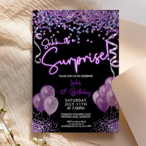 Convite de aniversário surpresa com balões roxo neon para qualquer idade, modelo para impressão, glitter brilhante, festa editável para mulheres, cartão com fita brilhante
