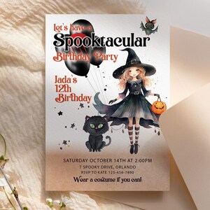 K&ouml;nnte beinhalten: Eine rechteckige Geburtstagseinladungskarte mit einer Hexenillustration, schwarzen Luftballons, einer schwarzen Katze und einem K&uuml;rbis. Der Text lautet: Let's have a Spooktacular Birthday Party, Jada's 12th Birthday, Saturday October 14th at 2:00PM, 7 Spooky Drive, Orlando, RSVP to Kate 123-456-7890, Wear a costume if you can!