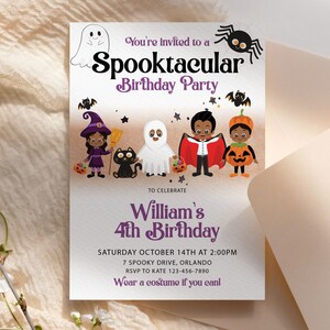 Op de afbeelding: Een Halloween-thema verjaardagsfeest uitnodiging met de tekst "Spooktacular Birthday Party". De uitnodiging bevat cartoon illustraties van een heks, een spook, een vampier en een pompoen. De uitnodiging is voor William's 4e verjaardag.