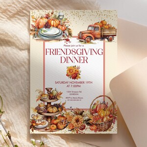 Puede incluir: Una invitaci&oacute;n a una cena de Friendsgiving con una ilustraci&oacute;n de acuarela de calabazas, follaje de oto&ntilde;o y un cami&oacute;n rojo vintage. La invitaci&oacute;n incluye el texto "Please join us for a Friendsgiving Dinner", "Saturday November 19th at 7:00PM", "1234 Simpan Rd Gordon" y "RSVP to Maria Rivers".