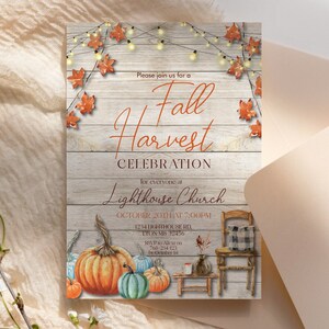 K&ouml;nnte beinhalten: Einladung zur Herbst-Ernte-Feier mit rustikalem Holz-Hintergrund, orangefarbenen und gr&uuml;nen K&uuml;rbissen, einem Holzstuhl mit kariertem Kissen und Lichterketten mit Herbstbl&auml;ttern. Der Text lautet: "Bitte schlie&szlig;en Sie sich uns zu einer Herbst-Ernte-Feier f&uuml;r alle in der Lighthouse Church an, am 20. Oktober um 19:00 Uhr, 1234 Lighthouse Rd, Etorias 12416."