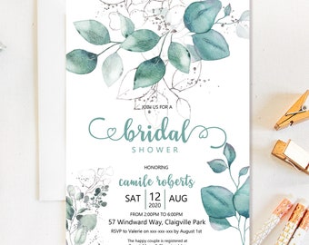 Puede incluir: Una tarjeta de invitación blanca con un diseño floral turquesa y las palabras "bridal shower". La tarjeta incluye detalles del evento: fecha, hora, lugar e información de RSVP. Los elementos decorativos incluyen hojas de eucalipto y detalles plateados.