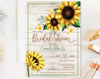 Puede incluir: Un fondo de madera rústica con un borde verde y girasoles. El texto dice "Join us for a Bridal Shower Honoring Camile Roberts Sáb 12 Ago 2020 de 2:00pm a 6:00pm 57 Windward Way, Claigville Park RSVP a Valerie en [phone number] antes del 1 de agosto La feliz pareja está registrada en Target, Macys & Bloomingdales"