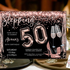 Modelo de convite para aniversário de 50 anos para impressão, saltos horizontais dourados, blush champanhe para festa feminina, convite com luzes douradas para impressão