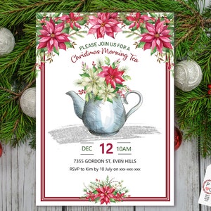 K&ouml;nnte beinhalten: Einladung zum Weihnachts-Morgen-Tee mit einer Aquarellillustration einer Teekanne, gef&uuml;llt mit Weihnachtssternen und Gr&uuml;nzeug. Der Text "PLEASE JOIN US FOR A Christmas Morning Tea" und Veranstaltungsdetails sind enthalten.