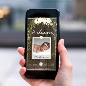 Anúncio eletrônico de bebê com foto floral em creme rústico, modelo editável para SMS em smartphone, ecológico, cartão eletrônico para novo bebê, cartão de nascimento de bebê em madeira