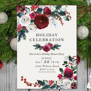K&ouml;nnte beinhalten: Einladung zur Weihnachtsfeier mit floralen Akzenten in Burgunderrot, Wei&szlig; und Gr&uuml;n. Die Einladung enth&auml;lt den Text "Holiday Celebration" und Details f&uuml;r ein Abendessen am 22. Dezember um 18:00 Uhr. Die Einladung ist von Weihnachtsdekorationen umgeben.