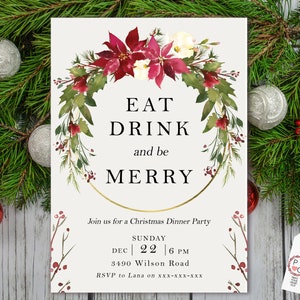 Pu&ograve; includere: Un invito a una cena di Natale con il testo "EAT DRINK and be MERRY" all'interno di una ghirlanda floreale. L'invito include data, ora e luogo: Domenica 22 dicembre, ore 18:00, 3490 Wilson Road. Elementi decorativi includono bacche rosse e verde.