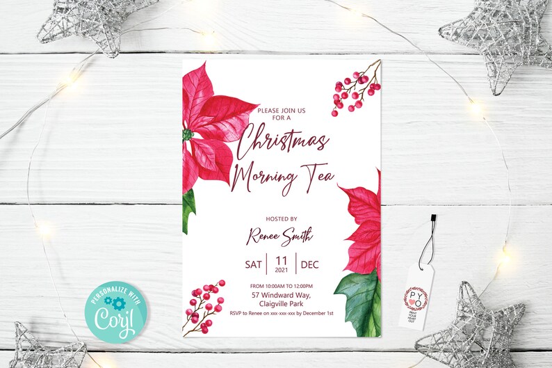 K&ouml;nnte beinhalten: Eine wei&szlig;e Weihnachtseinladungskarte mit roten Weihnachtssternen und Beeren. Der Text lautet "Christmas Morning Tea", veranstaltet von Renee Smith. Die Karte enth&auml;lt Datum, Uhrzeit und Ort der Veranstaltung.
