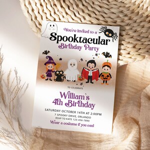 K&ouml;nnte beinhalten: Halloween-Geburtstagseinladung mit dem Text "Spooktacular Birthday Party". Die Einladung zeigt Cartoon-Illustrationen einer Hexe, eines Geistes, eines Vampirs und eines K&uuml;rbisses. Die Einladung ist f&uuml;r Williams 4. Geburtstag.