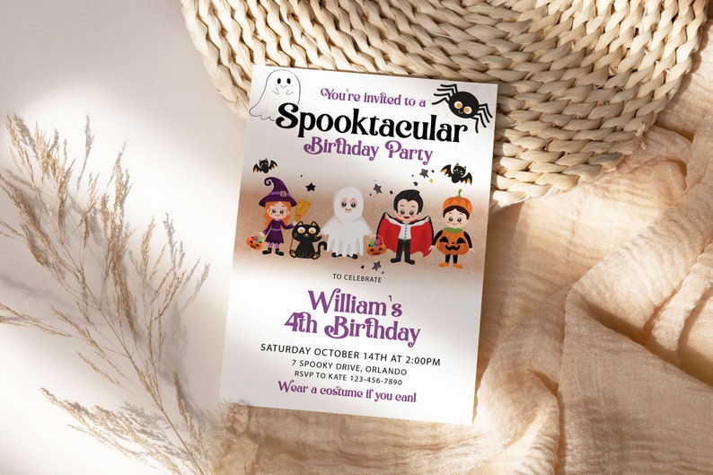 K&ouml;nnte beinhalten: Halloween-Geburtstagseinladung mit dem Text "Spooktacular Birthday Party". Die Einladung zeigt Cartoon-Illustrationen einer Hexe, eines Geistes, eines Vampirs und eines K&uuml;rbisses. Die Einladung ist f&uuml;r Williams 4. Geburtstag.