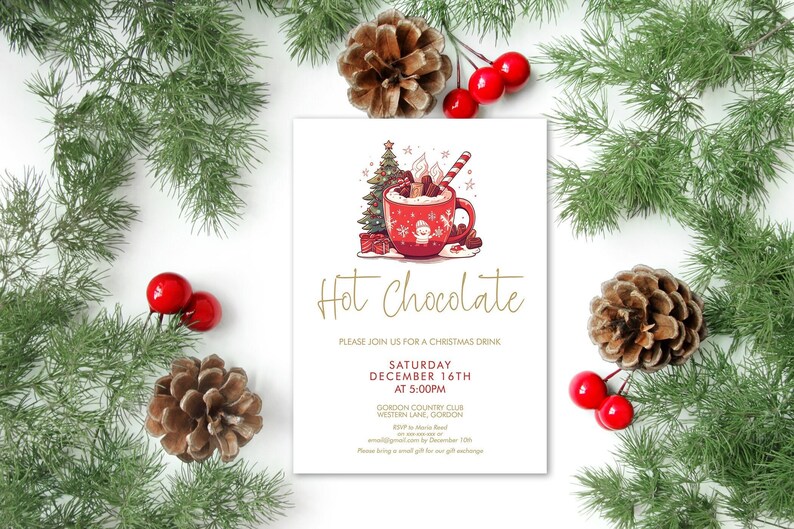 Op de afbeelding: Een kerstuitnodiging met de woorden "Hot Chocolate" in gouden letters. De uitnodiging toont een rode mok met een sneeuwmanontwerp, een kerstboom en een zuurstok. Dennenkegels, rode bessen en groene takken omringen de uitnodiging.