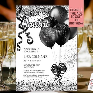 Puede incluir: Una invitaci&oacute;n de cumplea&ntilde;os en blanco y negro con un fondo de purpurina plateada. La invitaci&oacute;n presenta globos negros con detalles de purpurina plateada y un lazo de cinta negro. El texto de la invitaci&oacute;n dice "You're Invited" e incluye detalles sobre la celebraci&oacute;n de cumplea&ntilde;os, incluida la fecha, la hora y el lugar.