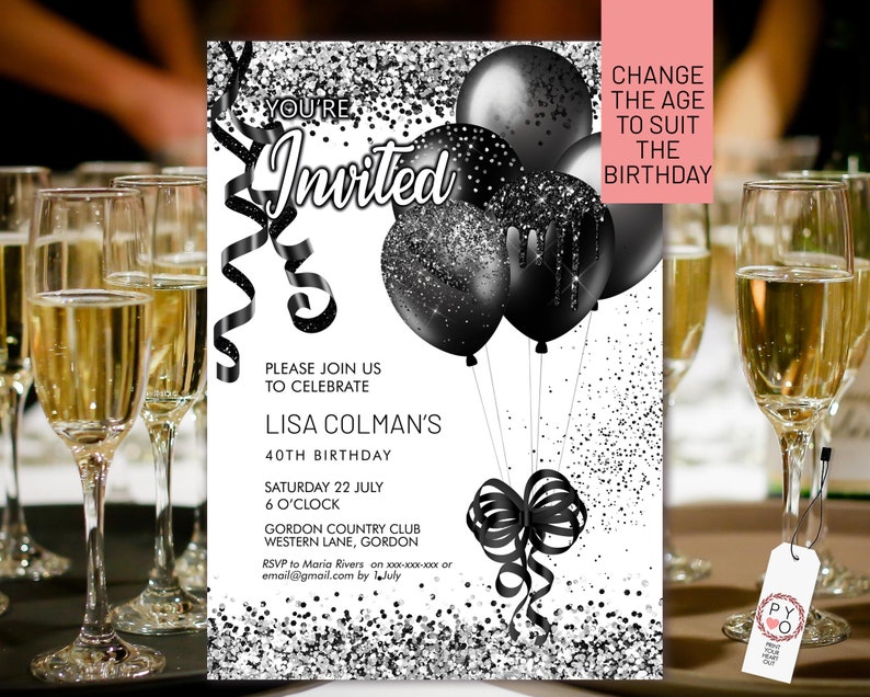 Puede incluir: Una invitaci&oacute;n de cumplea&ntilde;os en blanco y negro con un fondo de purpurina plateada. La invitaci&oacute;n presenta globos negros con detalles de purpurina plateada y un lazo de cinta negro. El texto de la invitaci&oacute;n dice "You're Invited" e incluye detalles sobre la celebraci&oacute;n de cumplea&ntilde;os, incluida la fecha, la hora y el lugar.