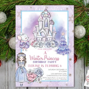 Op de afbeelding: Een Winter Prinses verjaardagsfeest uitnodiging met een illustratie van een kasteel, een muis, een meisje en een kerstboom. De uitnodiging is lavendel en blauw met de tekst "Eloise wordt 6".