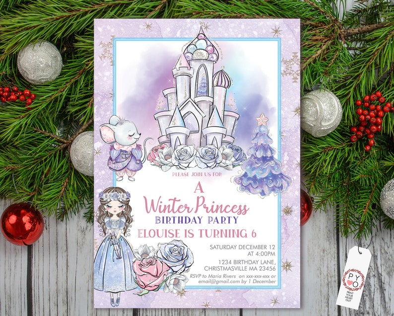 Op de afbeelding: Een Winter Prinses verjaardagsfeest uitnodiging met een illustratie van een kasteel, een muis, een meisje en een kerstboom. De uitnodiging is lavendel en blauw met de tekst "Eloise wordt 6".