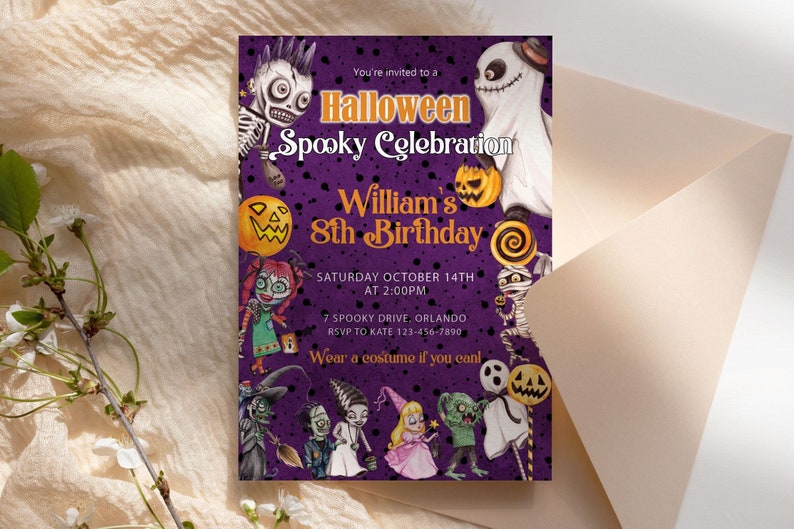 Pu&ograve; includere: Un invito rettangolare per una festa di Halloween su sfondo viola con pois neri. Presenta illustrazioni di uno scheletro, un fantasma, una mummia e vari personaggi in costume. Il testo include Halloween Spooky Celebration, William's 8th Birthday, Saturday October 14th at 2:00PM, 7 Spooky Drive, Orlando, RSVP to Kate 123-456-7890 e Wear a costume if you can!