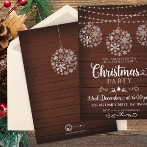 K&ouml;nnte beinhalten: Weihnachtsparty-Einladung mit einem Hintergrund aus dunklem Holz. Die Einladung zeigt wei&szlig;e Schneeflocken-Kugeln und den Text "Christmas Party" sowie Details zur Veranstaltung. Ein Umschlag ist enthalten.
