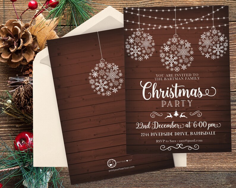 K&ouml;nnte beinhalten: Weihnachtsparty-Einladung mit einem Hintergrund aus dunklem Holz. Die Einladung zeigt wei&szlig;e Schneeflocken-Kugeln und den Text "Christmas Party" sowie Details zur Veranstaltung. Ein Umschlag ist enthalten.