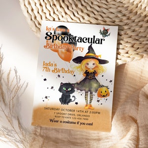 Może przedstawiać: Zaproszenie na przyjęcie urodzinowe z motywem Halloween z napisem "Spooktacular Birthday Party". Zaproszenie zawiera kresk&oacute;wkową czarownicę, czarnego kota i pomarańczowe balony. Tekst zawiera datę, godzinę i miejsce.
