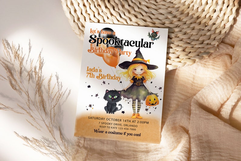Może przedstawiać: Zaproszenie na przyjęcie urodzinowe z motywem Halloween z napisem "Spooktacular Birthday Party". Zaproszenie zawiera kresk&oacute;wkową czarownicę, czarnego kota i pomarańczowe balony. Tekst zawiera datę, godzinę i miejsce.