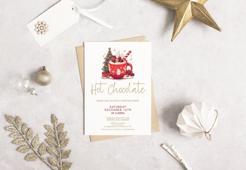 Op de afbeelding: Een feestelijke uitnodiging voor een kerstdrankje, met een illustratie van warme chocolademelk in een rode mok, een zuurstok en een kerstboom. De tekst "Hot Chocolate" en de evenementdetails zijn inbegrepen.
