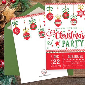 Puede incluir: Una invitaci&oacute;n a una fiesta de Navidad con un dise&ntilde;o rojo y verde. La invitaci&oacute;n presenta adornos colgantes, las palabras "Christmas Party" y detalles del evento. Se incluye un sobre.