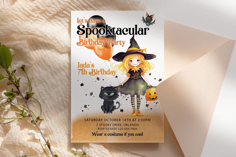 Może przedstawiać: Zaproszenie na przyjęcie urodzinowe z motywem Halloween z kresk&oacute;wkową czarownicą z blond włosami, trzymającą dynię i balony. Zawiera tekst "Spooktacular Birthday Party" i szczeg&oacute;ły wydarzenia.