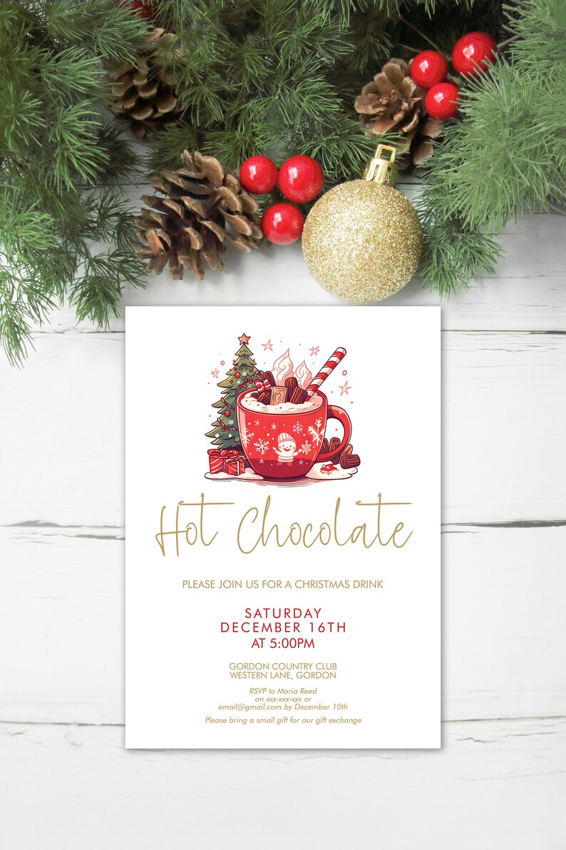 Op de afbeelding: Een kerstuitnodiging met een illustratie van een rode warme chocolademok. De woorden "Hot Chocolate" staan in gouden letters. De uitnodiging bevat details voor een kerstdrankje op 16 december.