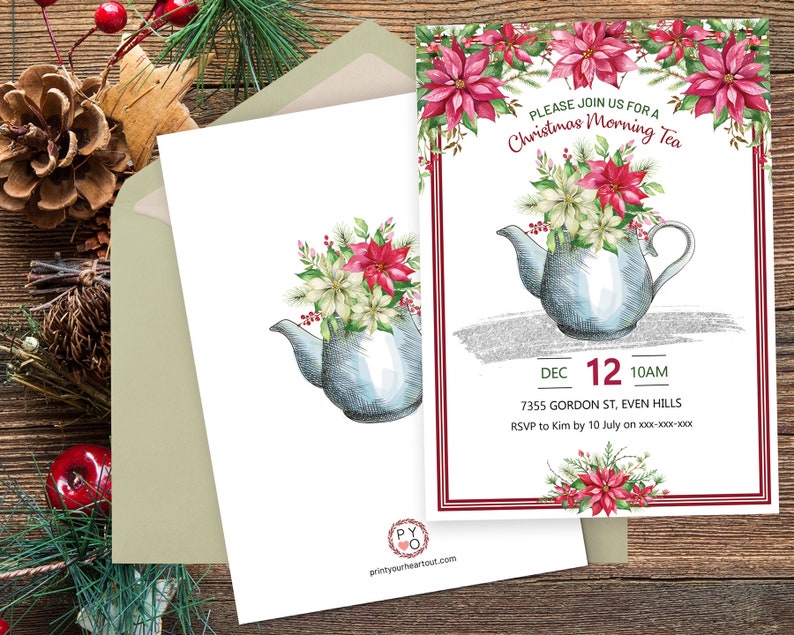K&ouml;nnte beinhalten: Einladung zum Weihnachts-Morgen-Tee mit einer Aquarellillustration einer Teekanne gef&uuml;llt mit Weihnachtssternen und Gr&uuml;nzeug. Die Einladung enth&auml;lt den Text "PLEASE JOIN US FOR A Christmas Morning Tea" und Veranstaltungsdetails.
