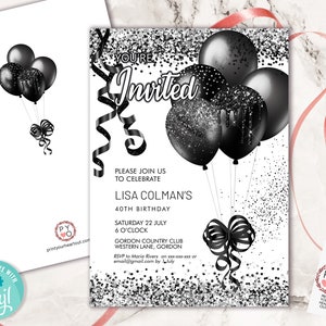 Puede incluir: Una invitaci&oacute;n de fiesta de cumplea&ntilde;os en blanco y negro con un fondo de purpurina plateada. La invitaci&oacute;n presenta globos negros con detalles de purpurina plateada y un lazo negro. El texto de la invitaci&oacute;n dice "Est&aacute;s invitado" e incluye detalles sobre la fiesta, como la fecha, la hora y el lugar.