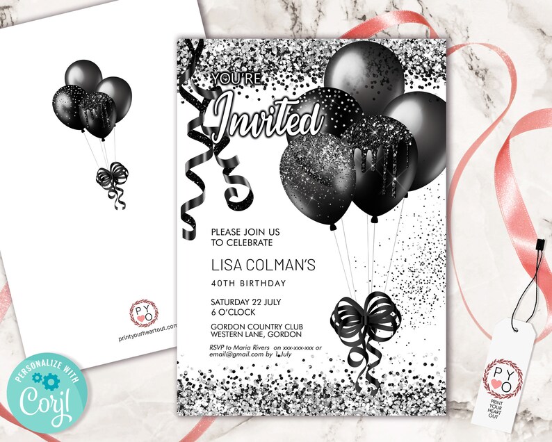 Puede incluir: Una invitaci&oacute;n de fiesta de cumplea&ntilde;os en blanco y negro con un fondo de purpurina plateada. La invitaci&oacute;n presenta globos negros con detalles de purpurina plateada y un lazo negro. El texto de la invitaci&oacute;n dice "Est&aacute;s invitado" e incluye detalles sobre la fiesta, como la fecha, la hora y el lugar.
