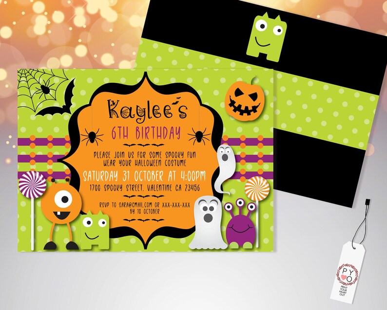 K&ouml;nnte beinhalten: Halloween-Einladung mit gr&uuml;nem und orangefarbenem Design. Die Einladung zeigt eine Fledermaus, Spinnweben und Cartoon-Monster. Der Text lautet "Kaylees 6. Geburtstag" und enth&auml;lt Party-Details wie Datum und Uhrzeit.