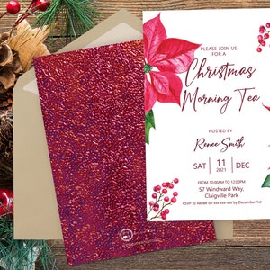 K&ouml;nnte beinhalten: Einladung zum Weihnachts-Morgen-Tee mit roten Weihnachtssternen und Beeren. Die Einladung enth&auml;lt den Text "Please join us for a Christmas Morning Tea" und Veranstaltungsdetails. Die R&uuml;ckseite der Einladung hat eine strukturierte, rote Oberfl&auml;che.