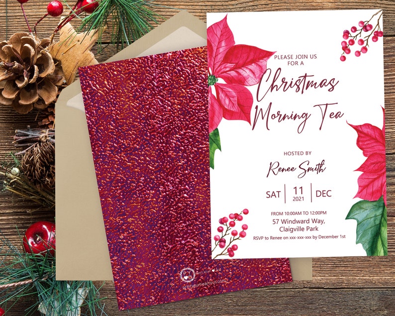 K&ouml;nnte beinhalten: Einladung zum Weihnachts-Morgen-Tee mit roten Weihnachtssternen und Beeren. Die Einladung enth&auml;lt den Text "Please join us for a Christmas Morning Tea" und Veranstaltungsdetails. Die R&uuml;ckseite der Einladung hat eine strukturierte, rote Oberfl&auml;che.