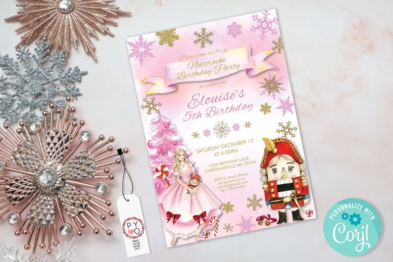Op de afbeelding: Een roze uitnodiging voor een verjaardagsfeestje met het thema Notenkraker, met gouden en roze sneeuwvlokaccenten. De uitnodiging bevat een aquarelillustratie van een ballerina en een notenkraker. De tekst luidt "Elouise's 5th Birthday".