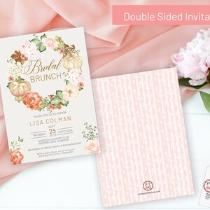 Puede incluir: Una invitaci&oacute;n de doble cara con un dise&ntilde;o de corona floral. La parte delantera presenta el texto "Bridal Brunch" y el nombre "Lisa Colman". La parte posterior es un patr&oacute;n de rayas rosa y blanco.