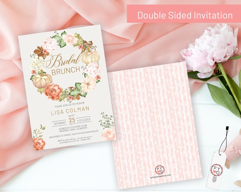 Puede incluir: Una invitaci&oacute;n de doble cara con un dise&ntilde;o de corona floral. La parte delantera presenta el texto "Bridal Brunch" y el nombre "Lisa Colman". La parte posterior es un patr&oacute;n de rayas rosa y blanco.