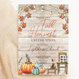 K&ouml;nnte beinhalten: Einladung zur Herbst-Ernte-Feier mit rustikalem Holz-Hintergrund, orangefarbenen und blauen K&uuml;rbissen, einem Holzstuhl mit kariertem Kissen und Lichterketten. Der Text lautet: "Bitte schlie&szlig;en Sie sich uns zu einer Herbst-Ernte-Feier f&uuml;r alle in der Lighthouse Church an, am 20. Oktober um 19:00 Uhr, 1234 Lighthouse Rd, Eponms 32456, RSVP an Adam unter 859-224-1233 bis zum 1. Oktober."