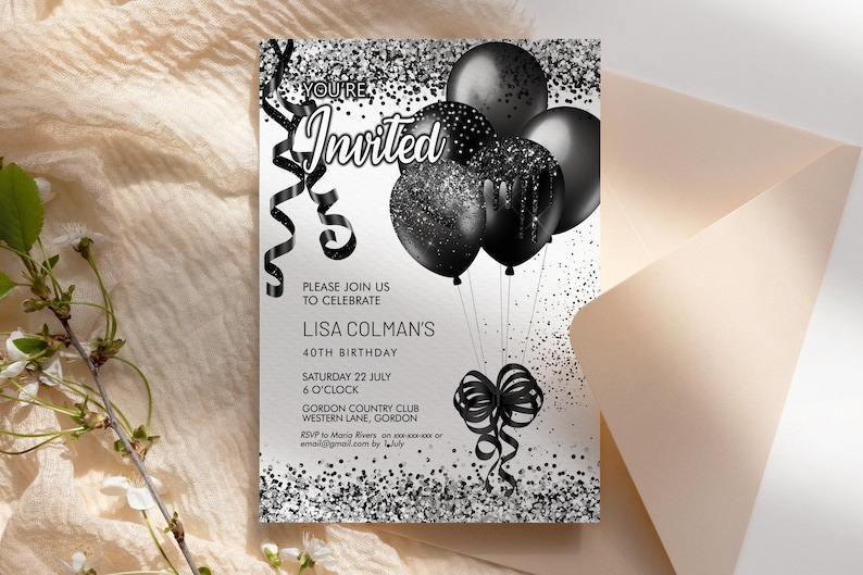 Puede incluir: Una invitaci&oacute;n de cumplea&ntilde;os en blanco y negro con un fondo de purpurina plateada. La invitaci&oacute;n presenta globos negros con detalles de purpurina plateada y cintas negras. El texto de la invitaci&oacute;n dice "You're Invited", "Please join us to celebrate Lisa Colman's 40th Birthday", "Saturday 22 July 6 O'Clock", "Gordon Country Club Western Lane, Gordon", y "RSVP to Maria Rivers ema@gmail.com by July".