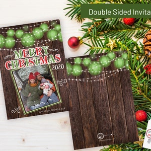 Pu&ograve; includere: Invito natalizio fronte-retro con sfondo in legno rustico. Il fronte presenta una foto di famiglia, le parole "MERRY CHRISTMAS 2020" e ornamenti verdi. Il retro ha un design in legno simile e ornamenti verdi.