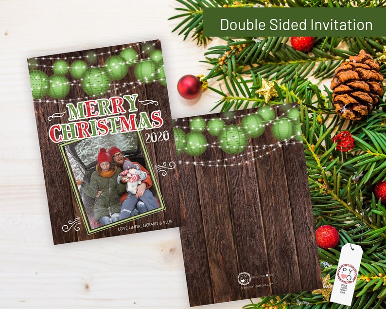 Pu&ograve; includere: Invito natalizio fronte-retro con sfondo in legno rustico. Il fronte presenta una foto di famiglia, le parole "MERRY CHRISTMAS 2020" e ornamenti verdi. Il retro ha un design in legno simile e ornamenti verdi.