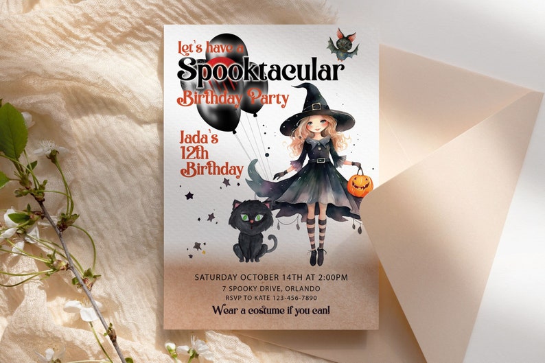 K&ouml;nnte beinhalten: Eine rechteckige Geburtstagseinladungskarte mit einer Hexenillustration, schwarzen Luftballons, einer schwarzen Katze und einem K&uuml;rbis. Der Text lautet: Let's have a Spooktacular Birthday Party, Jada's 12th Birthday, Saturday October 14th at 2:00PM, 7 Spooky Drive, Orlando, RSVP to Kate 123-456-7890, Wear a costume if you can!