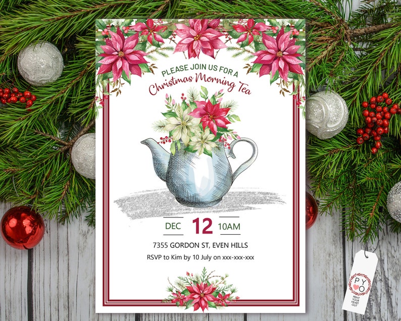 K&ouml;nnte beinhalten: Einladung zum Weihnachts-Morgen-Tee mit einer Aquarellillustration einer Teekanne, gef&uuml;llt mit Weihnachtssternen und Gr&uuml;nzeug. Der Text "PLEASE JOIN US FOR A Christmas Morning Tea" und Veranstaltungsdetails sind enthalten.