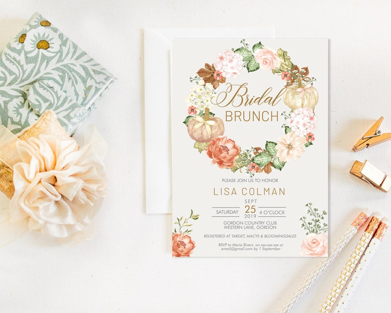 Puede incluir: Invitaci&oacute;n a un brunch nupcial con un dise&ntilde;o de corona floral con calabazas, hortensias y hojas de oto&ntilde;o. La invitaci&oacute;n es para Lisa Colman el 25 de septiembre de 2019 a las 4 de la tarde en el Gordon Country Club en Gordon.