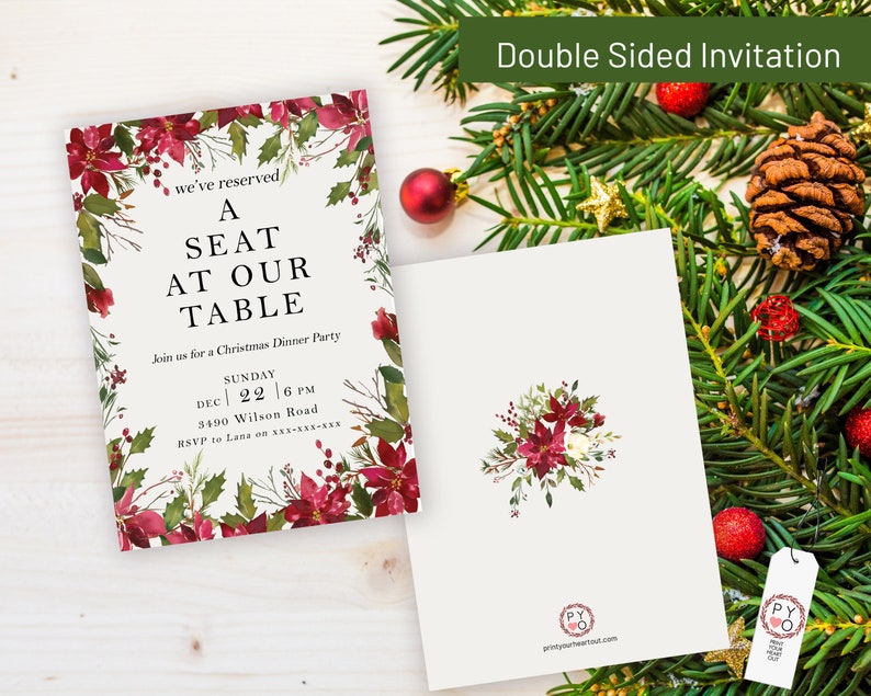 K&ouml;nnte beinhalten: Eine doppelseitige Einladungskarte f&uuml;r eine Weihnachtsfeier. Die Vorderseite zeigt rote Weihnachtssterne, gr&uuml;nen Stechpalmen und den Text: we've reserved A SEAT AT OUR TABLE. Die R&uuml;ckseite zeigt einen Blumenstrau&szlig; und ein kleines Logo.