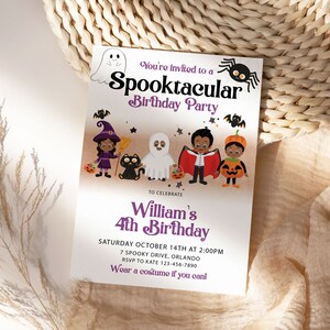 Op de afbeelding: Een uitnodiging voor een Halloween-verjaardagsfeestje met de tekst "Spooktacular Birthday Party" en "William's 4e verjaardag". De uitnodiging bevat cartoon illustraties van een spook, heks, zwarte kat, vampier en pompoen.